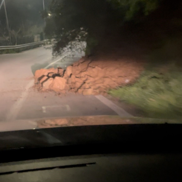 Araç kazayı kıl payı böyle atlattı, heyelanla düşen kayalar yola savruldu