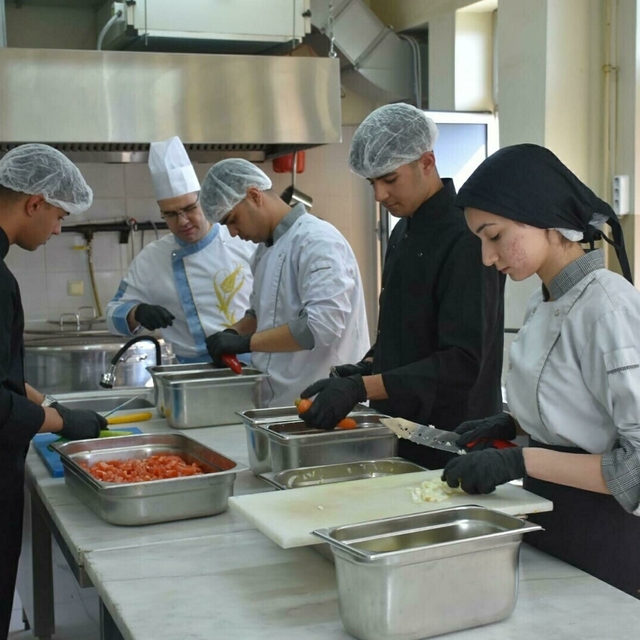 Okulun kazanı iftarda tarım işçileri için kaynadı