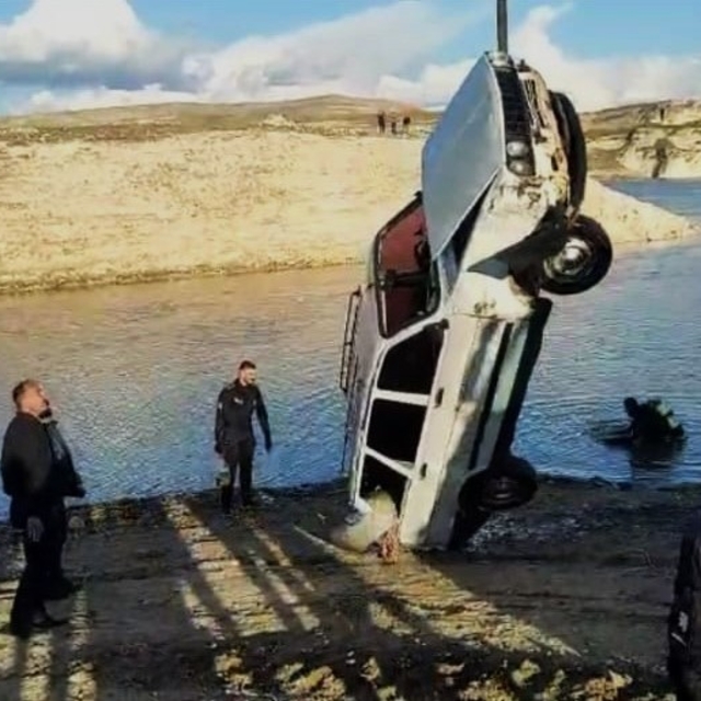 Batman'da nehir kıyısına park edilen araç suya gömüldü