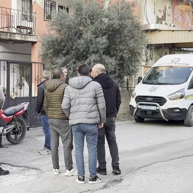 Yaşlı kadını altınları için darp edip, ağır yaraladılar