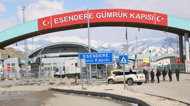 Bakan Bolat: Türkiye-İran arasında günübirlik yolcu geçişleri karşılıklı olarak durduruldu (2)