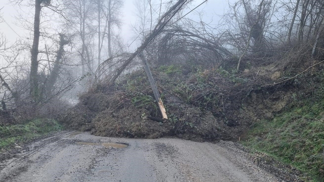 Heyelan köy yolunu ulaşıma kapattı