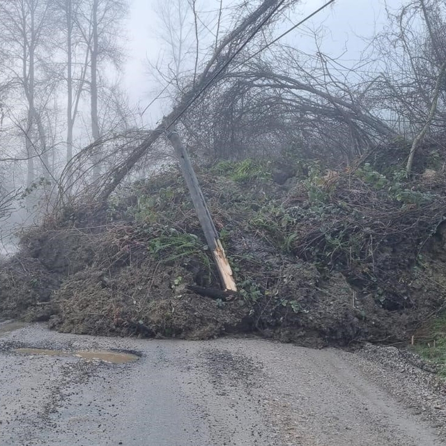 Heyelan köy yolunu ulaşıma kapattı