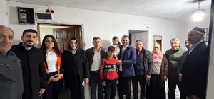 Eğil Belediye Başkanı Seydaoğlu her gün bir mahallede vatandaşlarla iftar yapıp hediyeler dağıtıyor