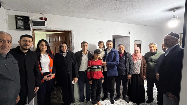 Eğil Belediye Başkanı Seydaoğlu her gün bir mahallede vatandaşlarla iftar yapıp hediyeler dağıtıyor