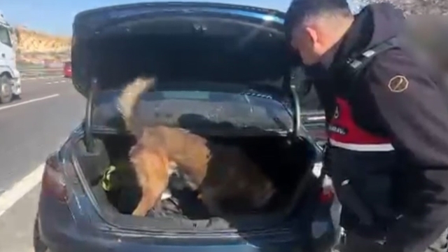 Gaziantep'te şüpheli araçta uyuşturucu ele geçirildi: 3 gözaltı