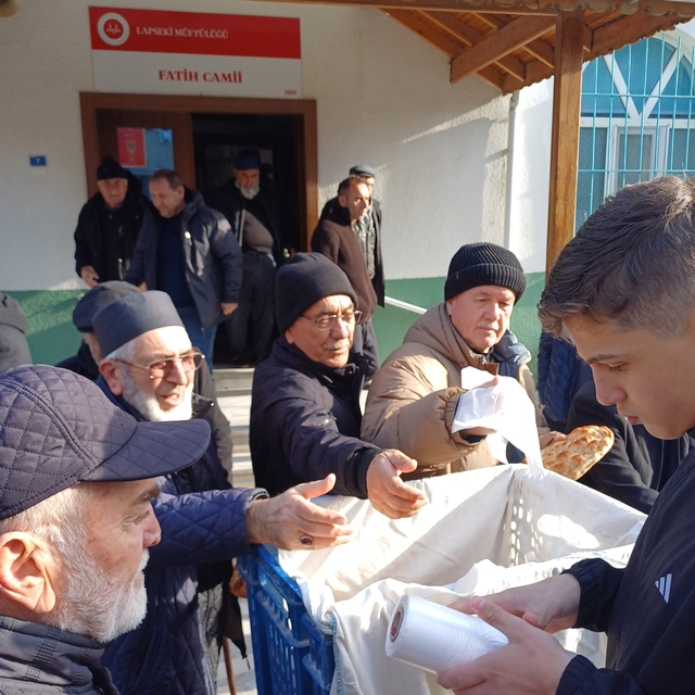 Lapseki'de ortaokul öğrencileri vatandaşlara pide ikram etti