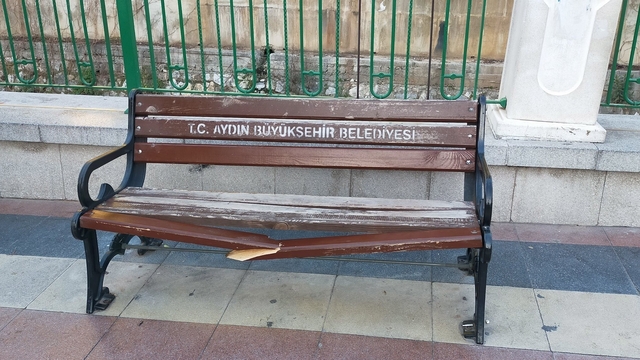 Banklar ve sokaklar duyarsız vatandaşların hedefi oldu