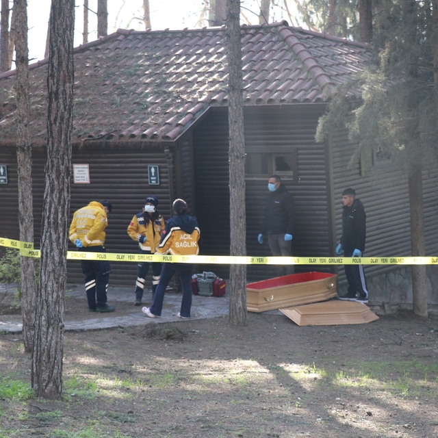 Yaşlı adam parkın lavabosunda ölü olarak bulundu