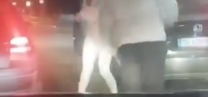 Trafikte kendisini uyaran motosiklet sürücüsüne tekme tokat saldırdı