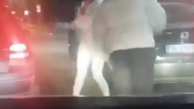 Trafikte kendisini uyaran motosiklet sürücüsüne tekme tokat saldırdı