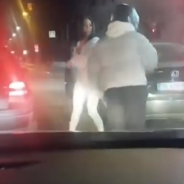 Trafikte kendisini uyaran motosiklet sürücüsüne tekme tokat saldırdı