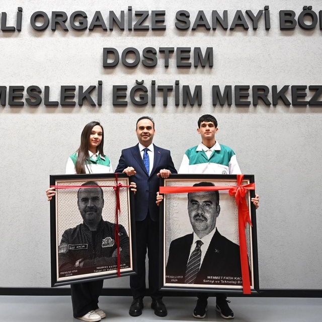 Denizli Model Fabrikayı açan Bakan Kacır, DOSTEM öğrencileriyle bir araya g...