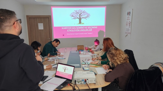 Çiftler saygılı bir evliliğe, aileler çocuklarını görmeye ve duymaya hazırlanıyor