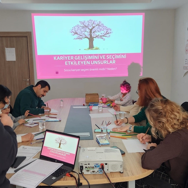 Çiftler saygılı bir evliliğe, aileler çocuklarını görmeye ve duymaya hazırl...