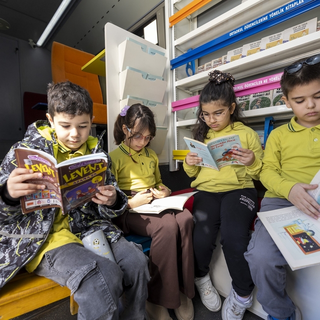 Mersin'de çocuklar tiyatro ve Kitobüs ile buluştu