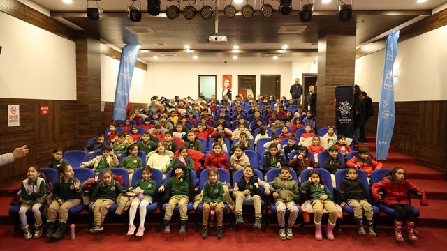 Başkan Çerçioğlu Koçarlı'da minikleri tiyatro ile buluşturdu