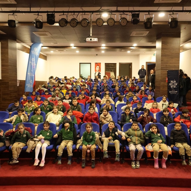 Başkan Çerçioğlu Koçarlı'da minikleri tiyatro ile buluşturdu