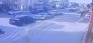 Otomobille çarpışan motosikletteki 2 kişi metrelerce savruldu: 3 yaralı