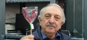 10 yıldır her Ramazan'da iftarlık olarak horoz şekeri dağıtıyor