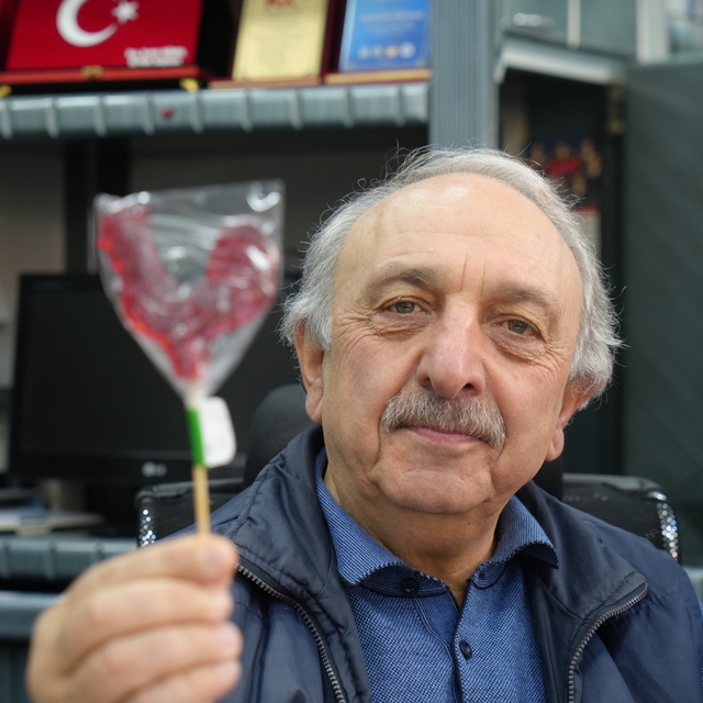 10 yıldır her Ramazan'da iftarlık olarak horoz şekeri dağıtıyor