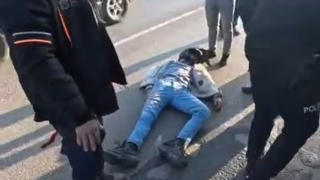 Motosikletli kuryeye arkadan çarpan aracın kaçtığı iddiası