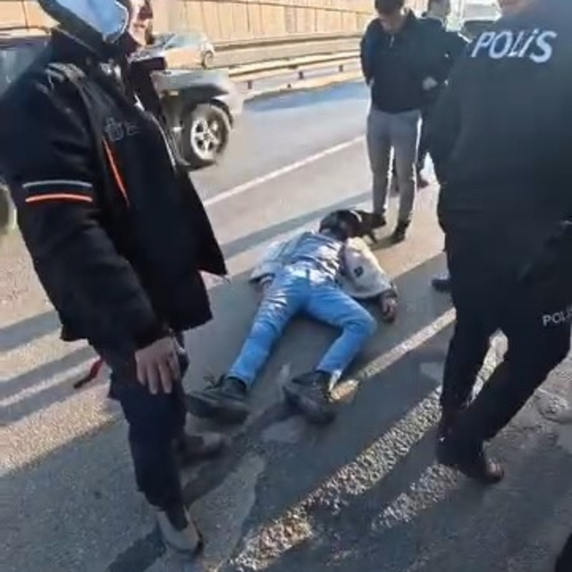 Motosikletli kuryeye arkadan çarpan aracın kaçtığı iddiası