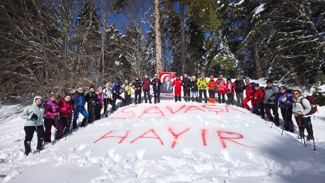 Uludağ'da karlara "savaşa hayır" yazdılar
Dağcılardan 'Savaşa hayır' yürüyüşü