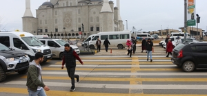 Üç şeritli yolda tehlikeli yaya geçidi korkutuyor