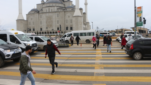 Üç şeritli yolda tehlikeli yaya geçidi korkutuyor