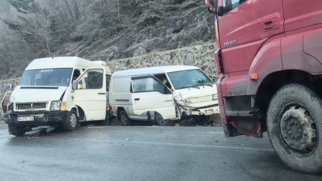 Zonguldak-Ankara yolunda buzlanma nedeniyle üç ayrı kaza: 10 yaralı