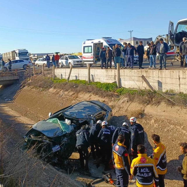 Hafriyat kamyonuyla çarpışıp kanala uçan otomobilin sürücüsü öldü