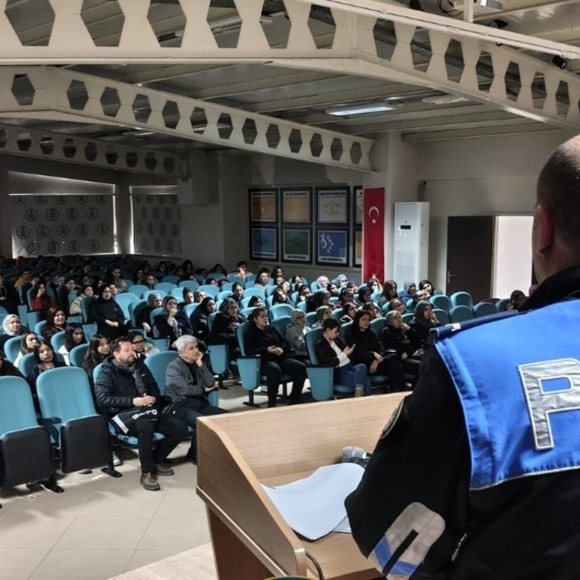 Polisten kız meslek lisesi öğrencilerine yönelik eğitim