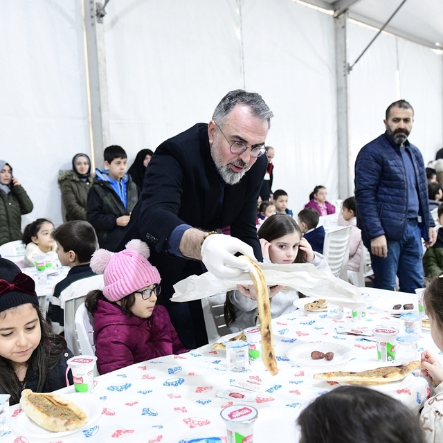 Kestelli çocuklar, tekne oruçlarını birlikte açtı