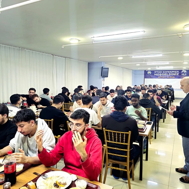 Üniversite öğrencileri iftar sofrasında buluşuyor