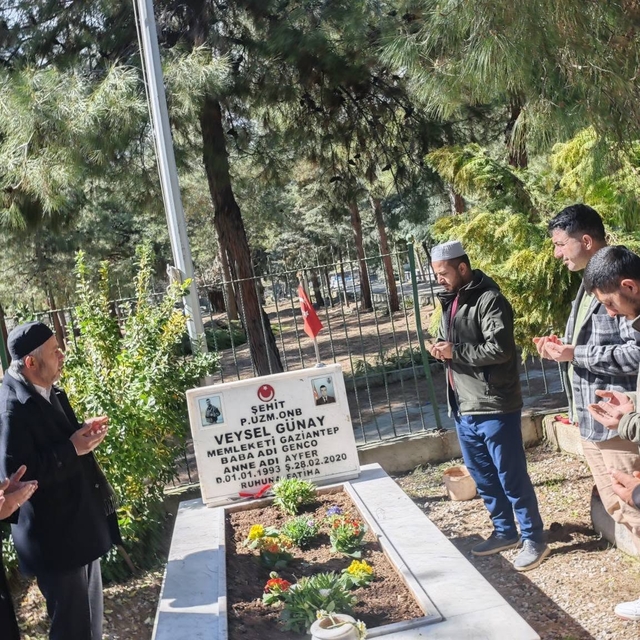 Şehit Piyade Onbaşı Veysel Günay, şehadetinin yıl dönümünde kabri başında a...