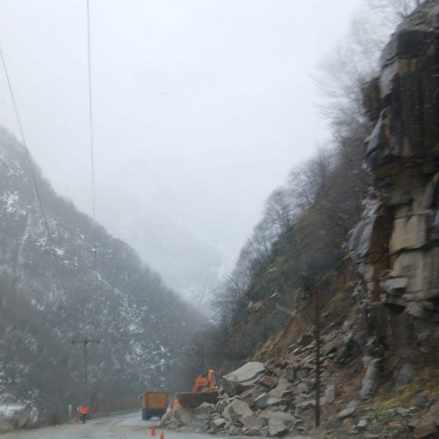 Gümüşhane-Giresun kara yolunda heyelan