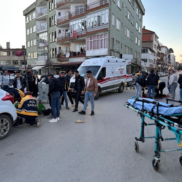 Isparta'da aydınlatma direğine çarpan motosikletteki 2 kişi yaralandı
