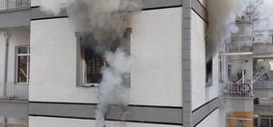 Yardım çağırmak için önce dışarı çıktı, çocuklarını kurtarmak için yanan ev...