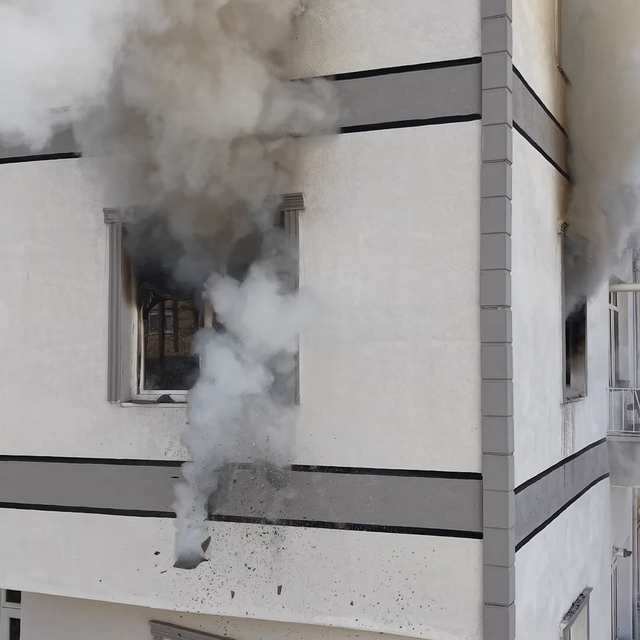 Yardım çağırmak için önce dışarı çıktı, çocuklarını kurtarmak için yanan ev...