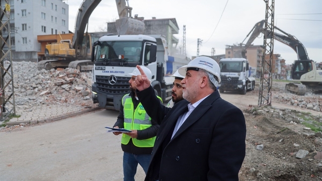 Canik'te depreme dayanıksız 741 bina yıkılıyor
Başkan Sandıkçı: "Depreme dayanıksız 741 binanın yıkım çalışmalarına devam ediyoruz"