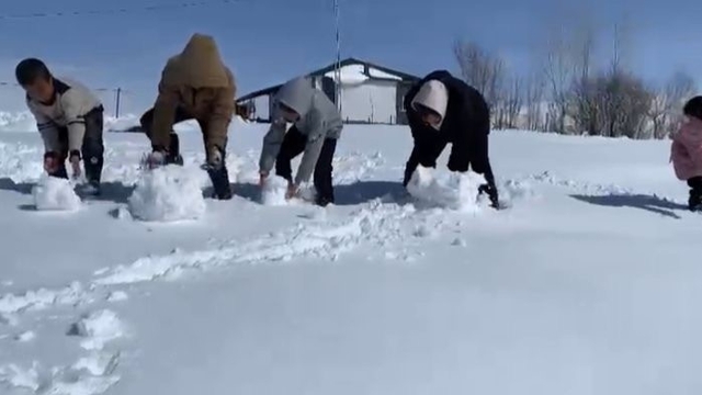 Ağrı'da kar yağdı, çocuklar doyasıya eğlendi
