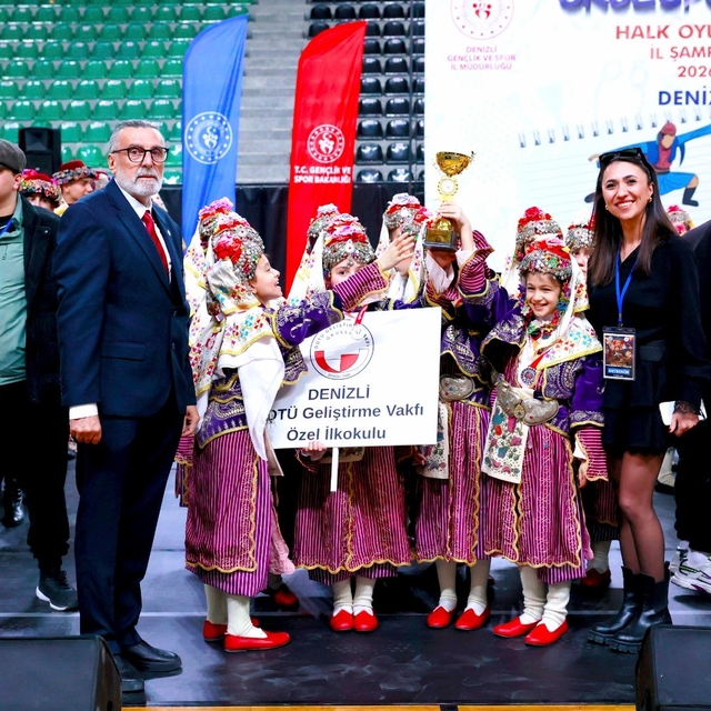 Halk oyunlarında okullar sahne aldı
