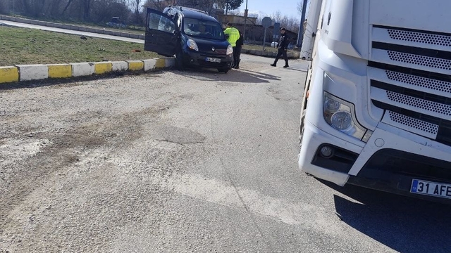 Isparta'da tır ile otomobil çarpıştı: 2 yaralı