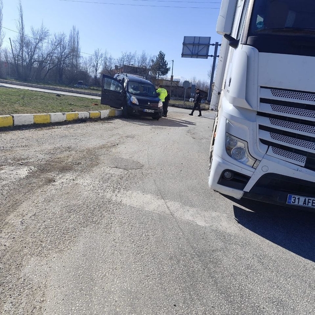 Isparta'da tır ile otomobil çarpıştı: 2 yaralı