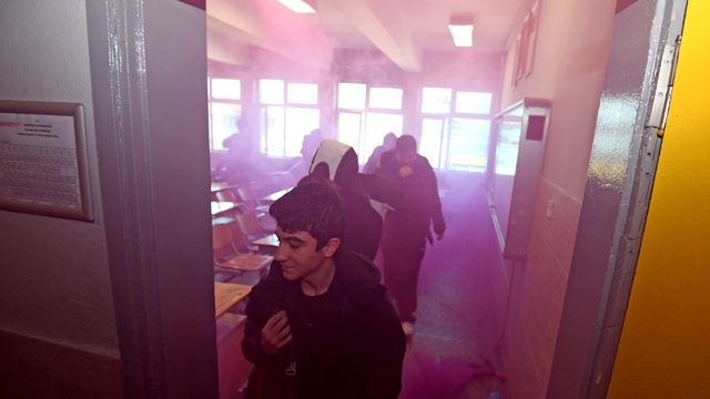 Osmangazi'de gerçeğini aratmayan yangın tatbikatı
Afet gerçeği okul bahçesinde canlandırıldı