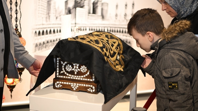 Kartepe'de "Sakal-ı Şerif" ve Kabe örtüsü ziyarete açıldı