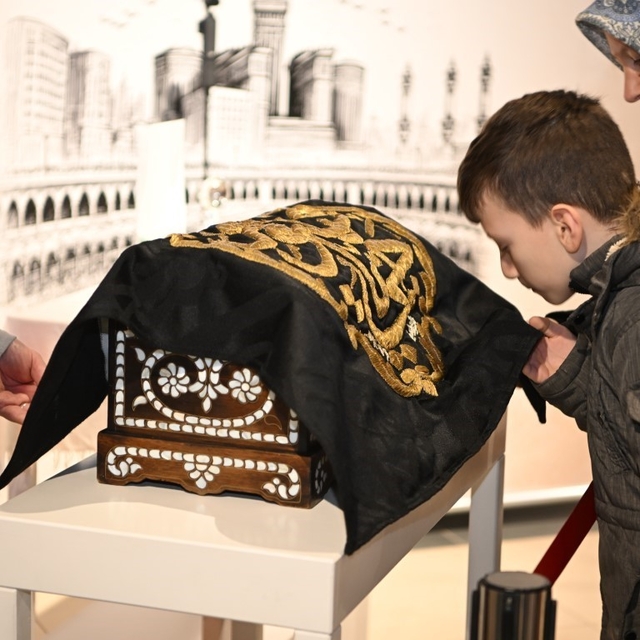 Kartepe'de "Sakal-ı Şerif" ve Kabe örtüsü ziyarete açıldı