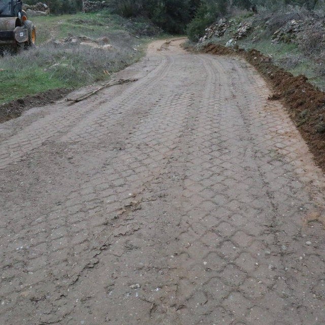 Kavaklı Mahallesi'ndeki bahçe yolu yenilendi