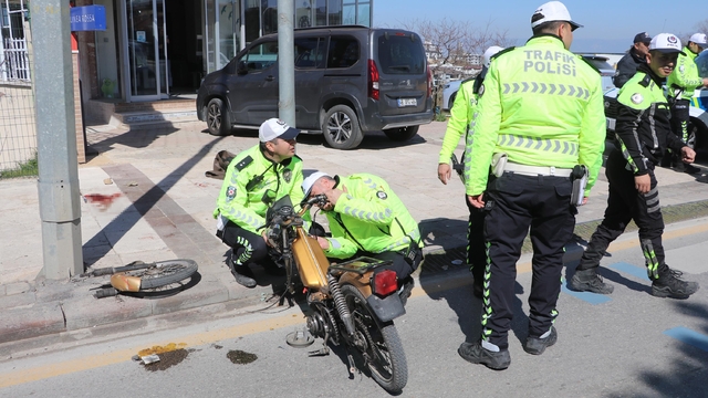 Kamyonete çarpan motosikletin sürücüsü öldü